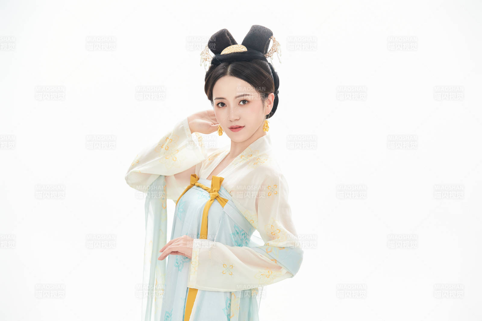 白色背景下穿著中國唐朝服飾的少女
