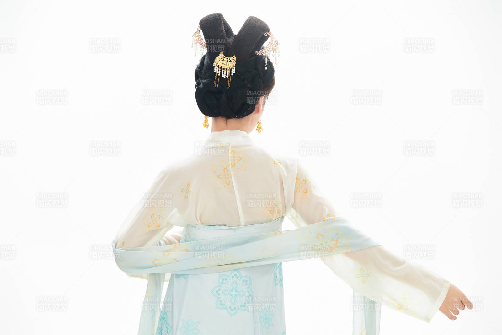 白色背景下穿著中國唐朝服飾的少女