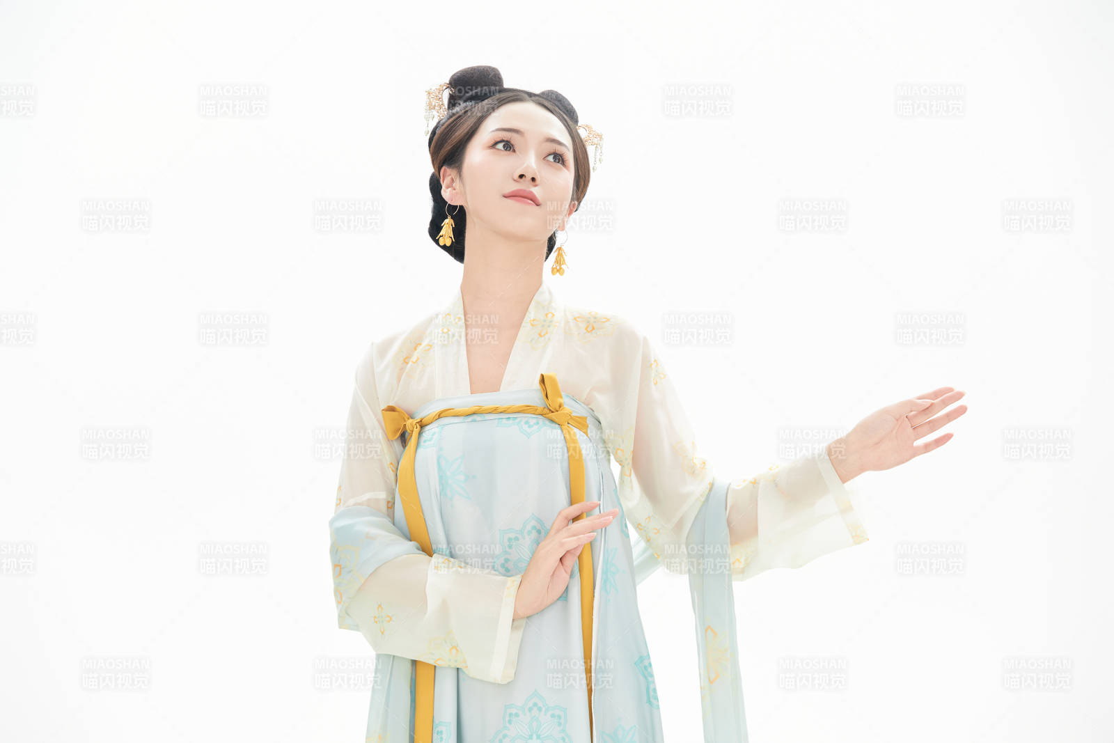 白色背景下穿着中国唐朝服饰的少女