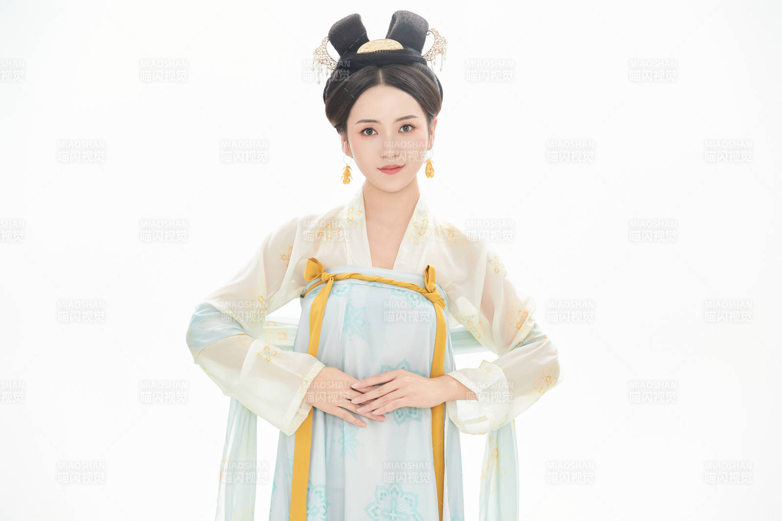 白色背景下穿着中国唐朝服饰的少女