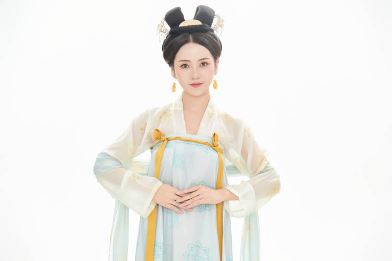 白色背景下穿着中国唐朝服饰的少女