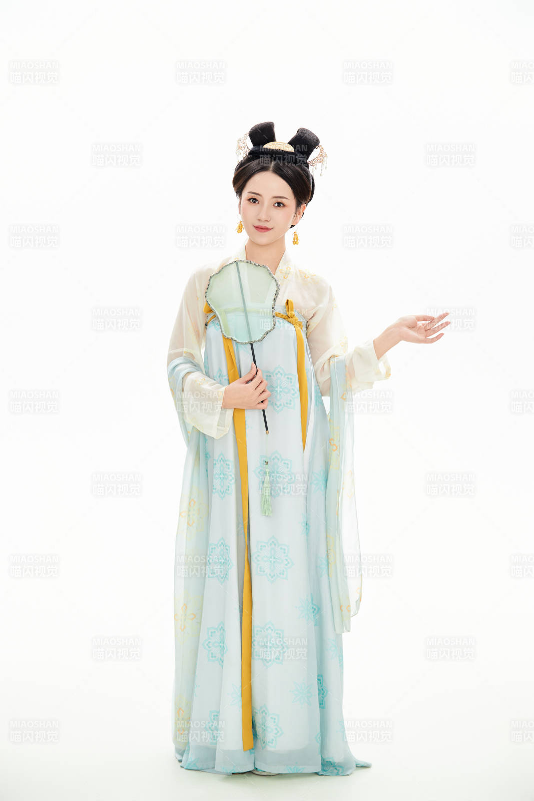 白色背景下穿著中國唐朝服飾的少女