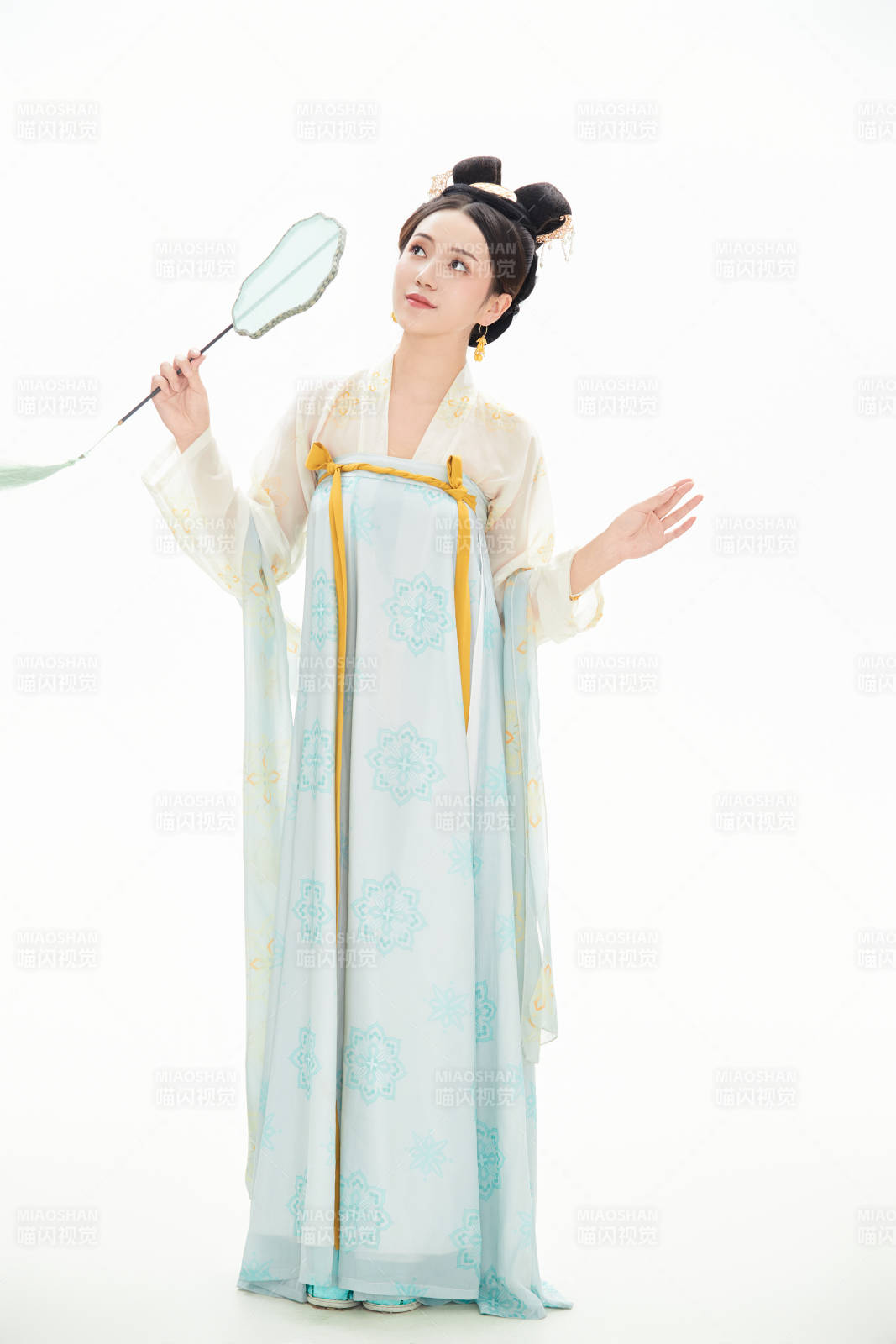 白色背景下穿著中國唐朝服飾的少女