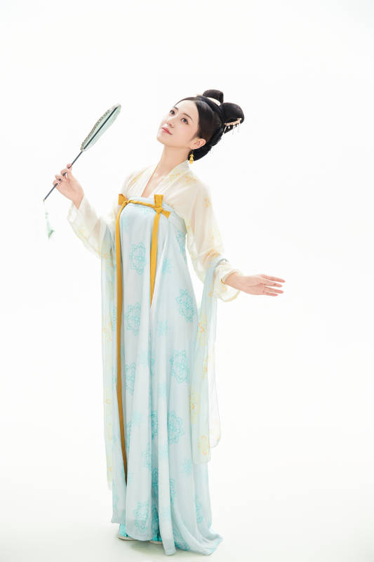 白色背景下穿着中国唐朝服饰的少女
