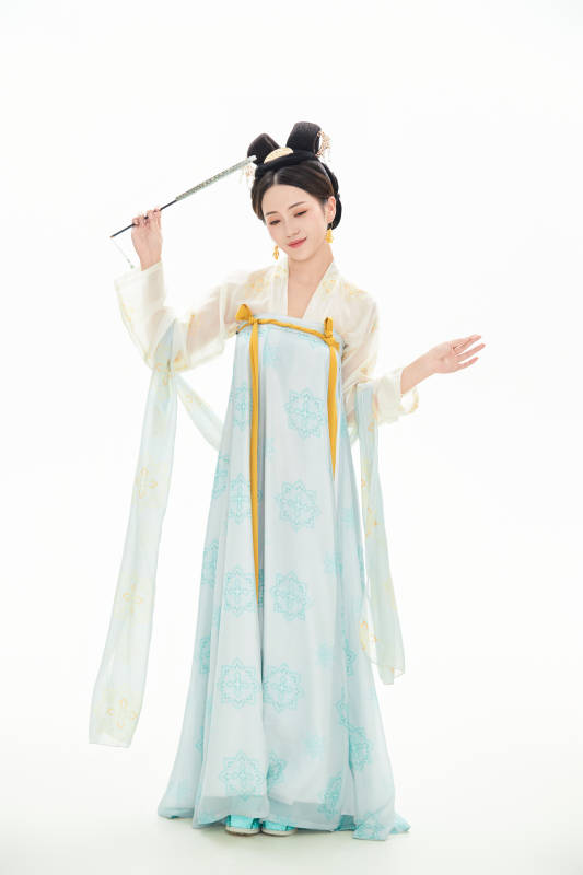 白色背景下穿着中国唐朝服饰的少女