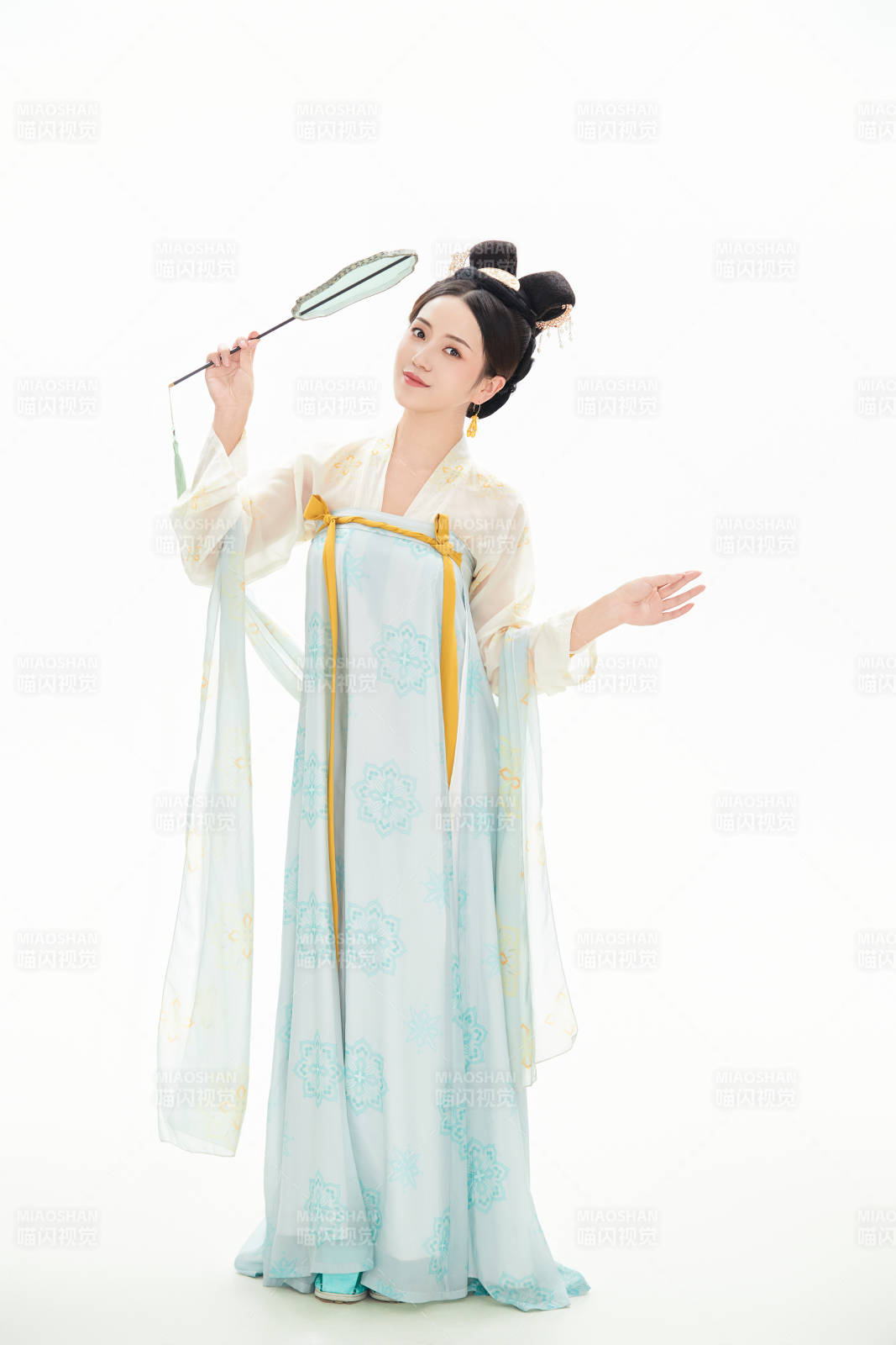 白色背景下穿著中國唐朝服飾的少女