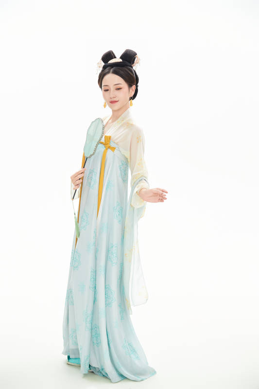 白色背景下穿着中国唐朝服饰的少女