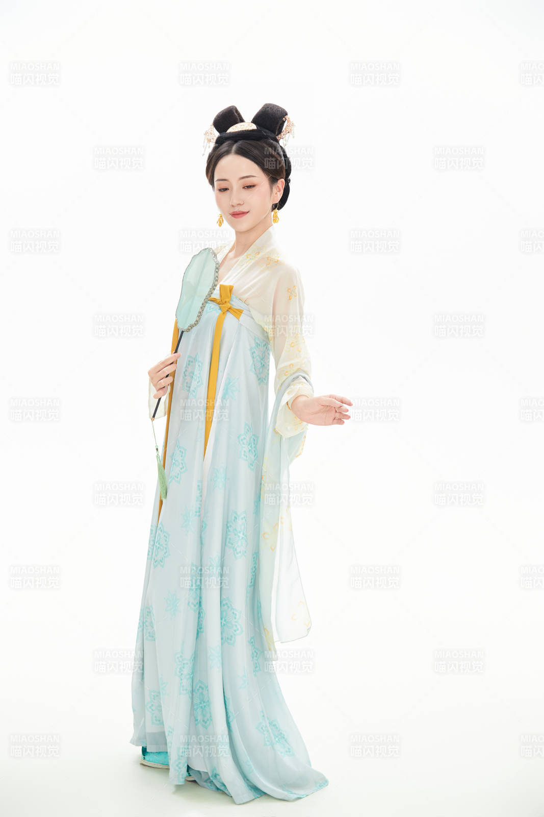 白色背景下穿着中国唐朝服饰的少女