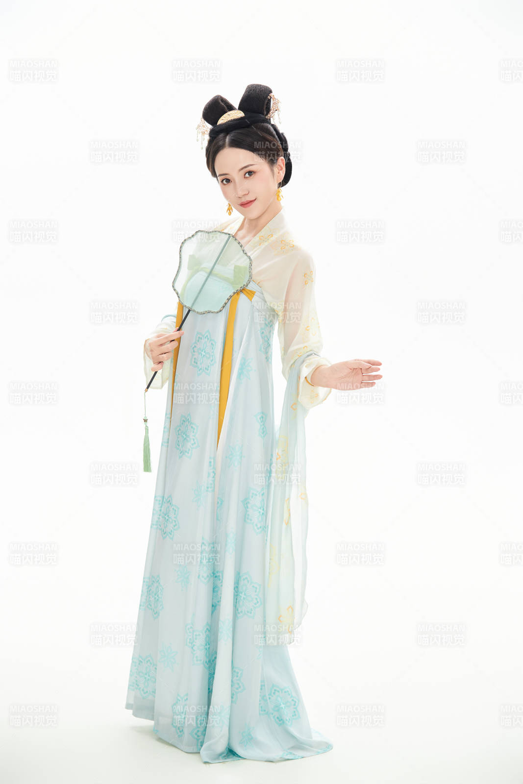 白色背景下穿着中国唐朝服饰的少女