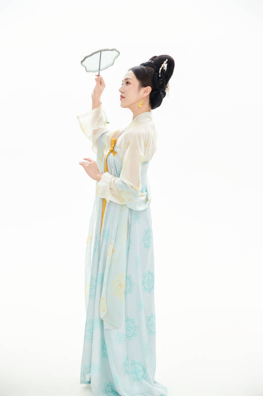 白色背景下穿着中国唐朝服饰的少女