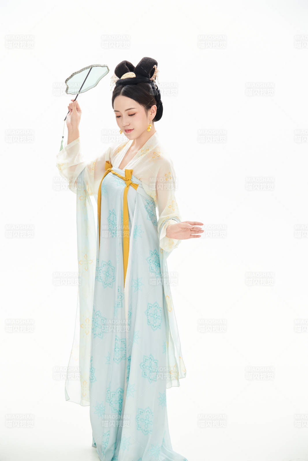 白色背景下穿著中國唐朝服飾的少女