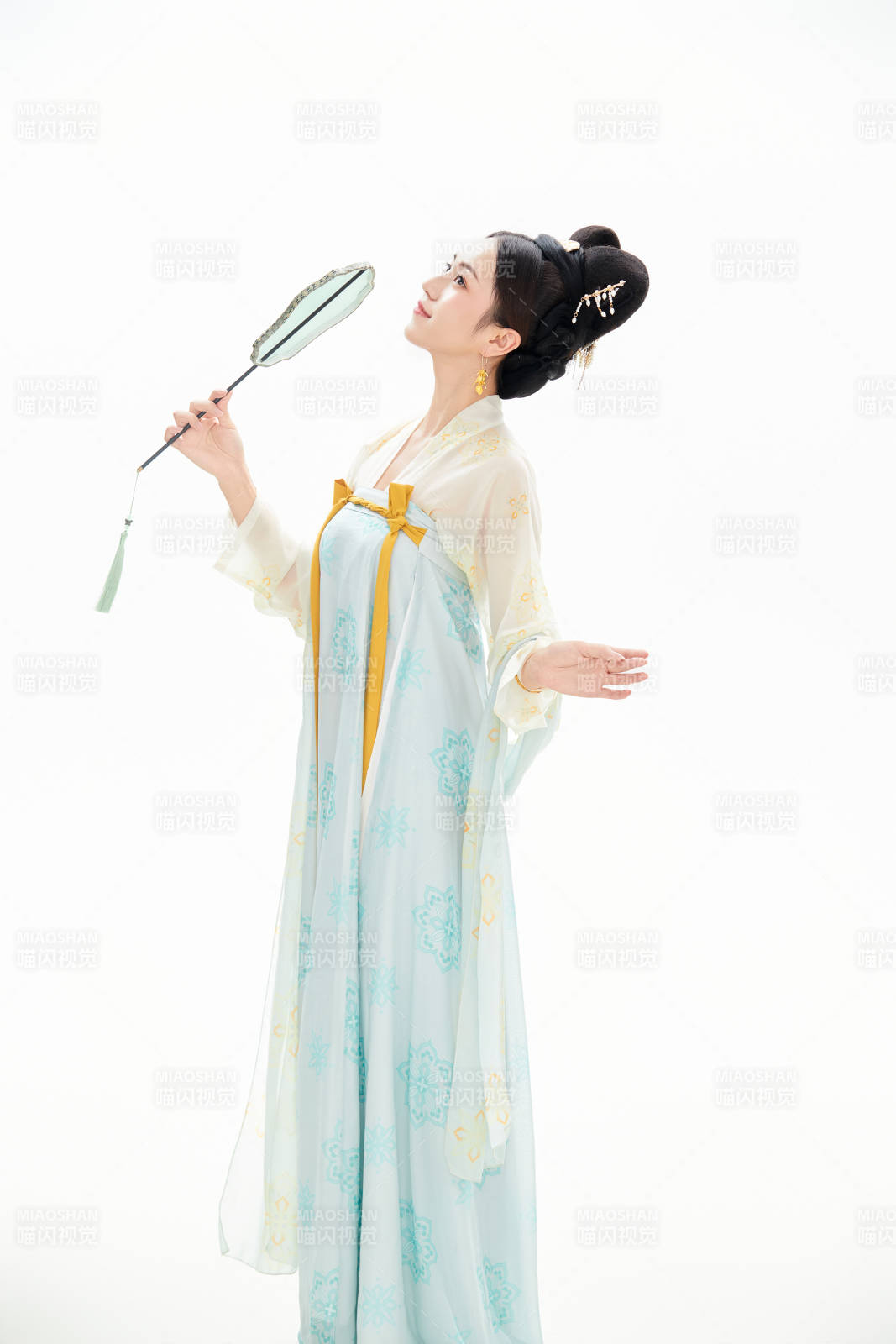 白色背景下穿著中國唐朝服飾的少女