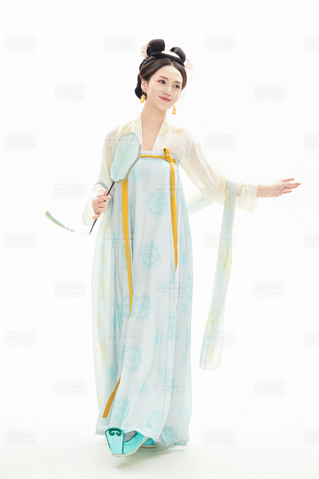 白色背景下穿着中国唐朝服饰的少女