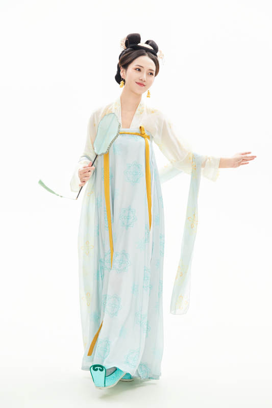 白色背景下穿着中国唐朝服饰的少女