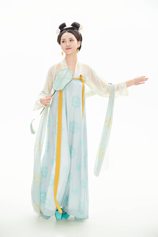 白色背景下穿着中国唐朝服饰的少女