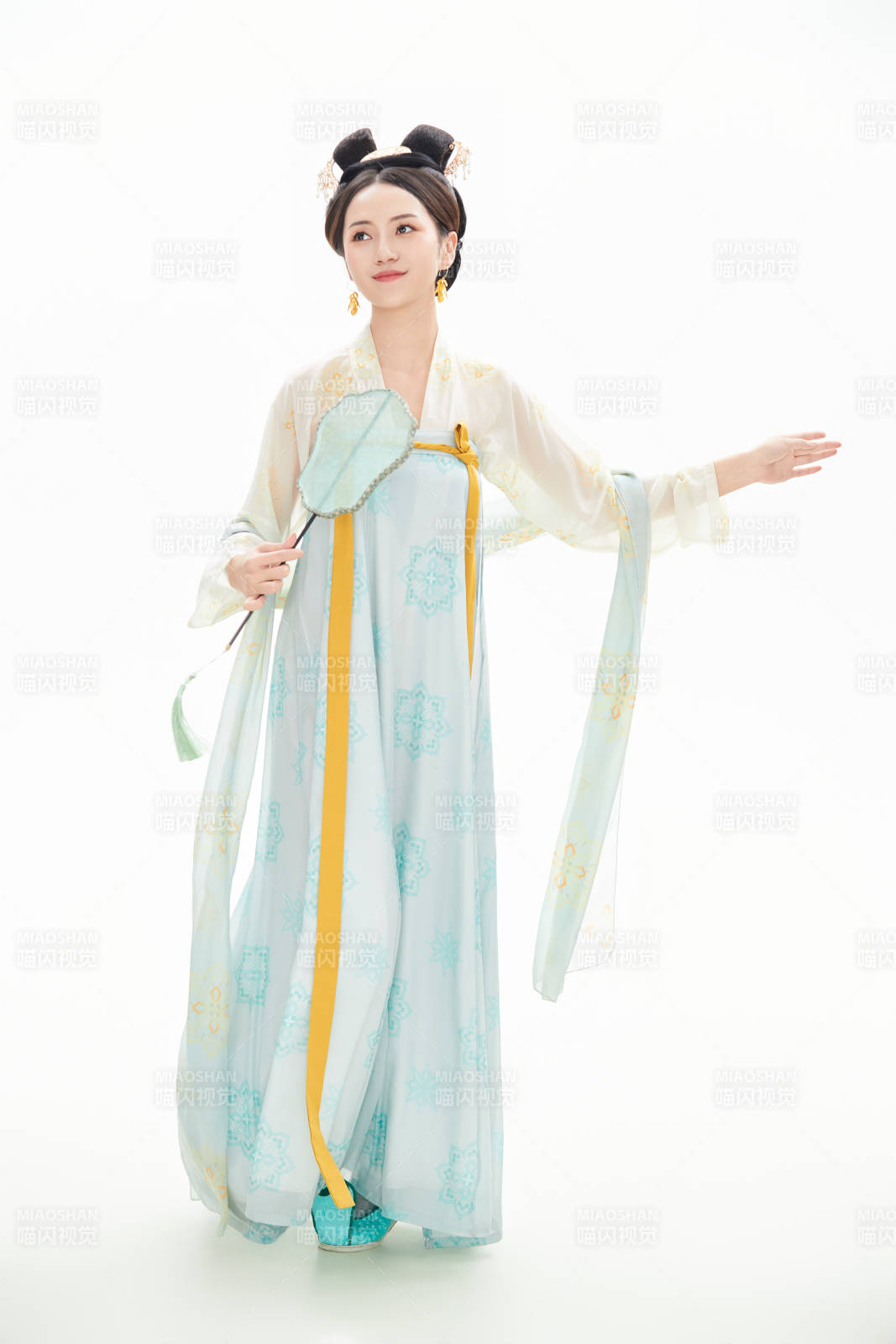 白色背景下穿着中国唐朝服饰的少女