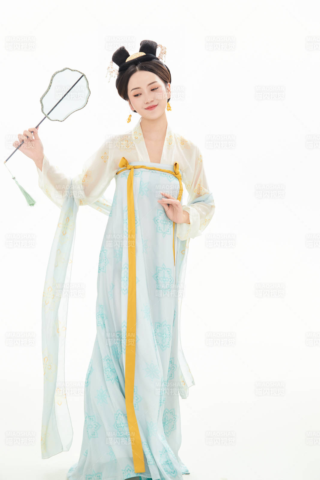 白色背景下穿着中国唐朝服饰的少女
