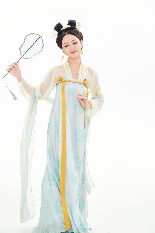 白色背景下穿着中国唐朝服饰的少女