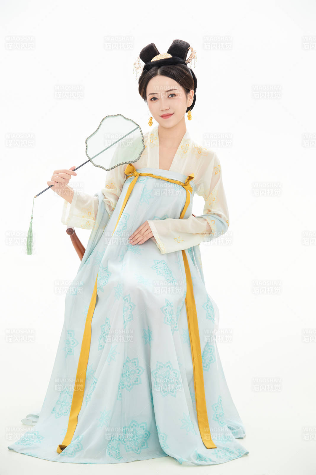 白色背景下穿著中國唐朝服飾的少女