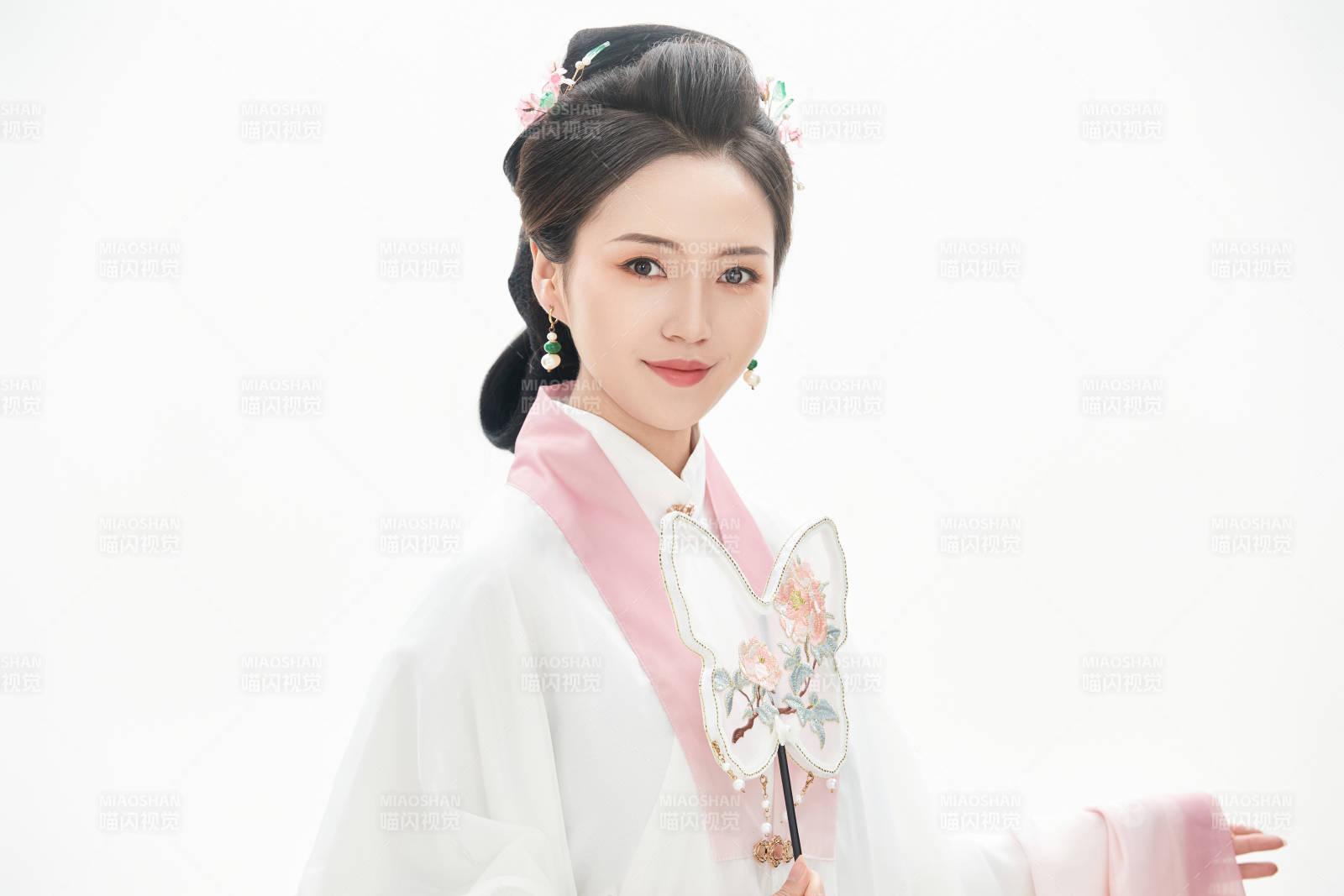 白色背景下穿着魏晋制汉服的少女图片