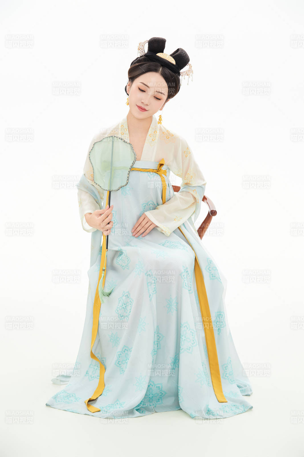 白色背景下穿着中国唐朝服饰的少女图片