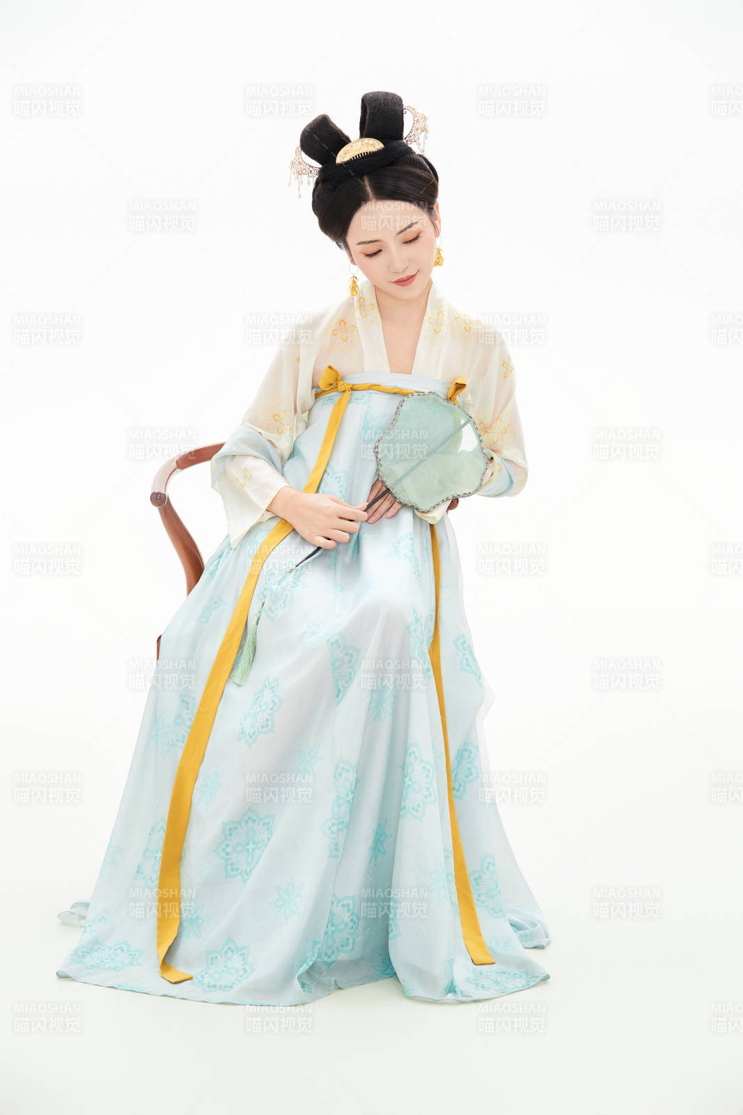 白色背景下穿著中國(guó)唐朝服飾的少女