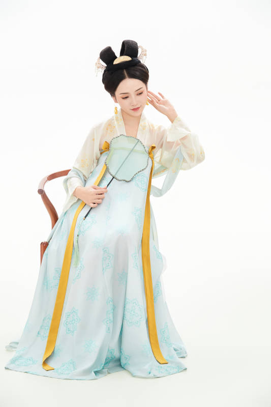 白色背景下穿着中国唐朝服饰的少女