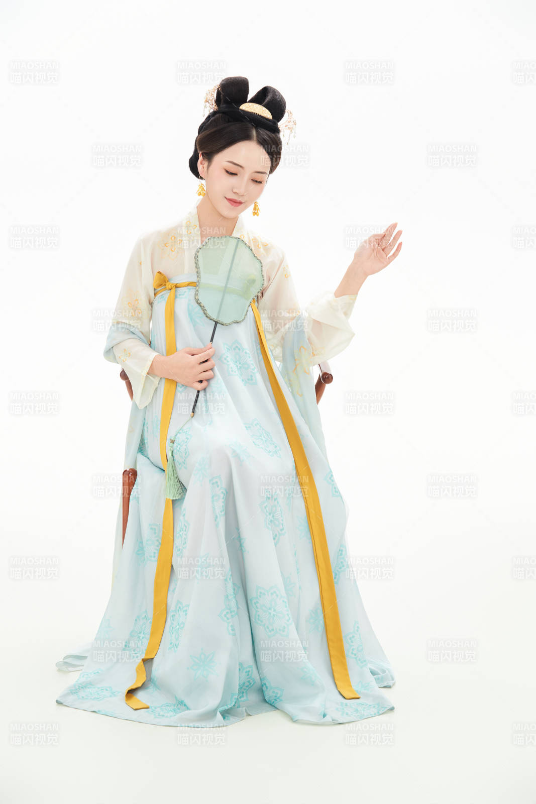 白色背景下穿着中国唐朝服饰的少女