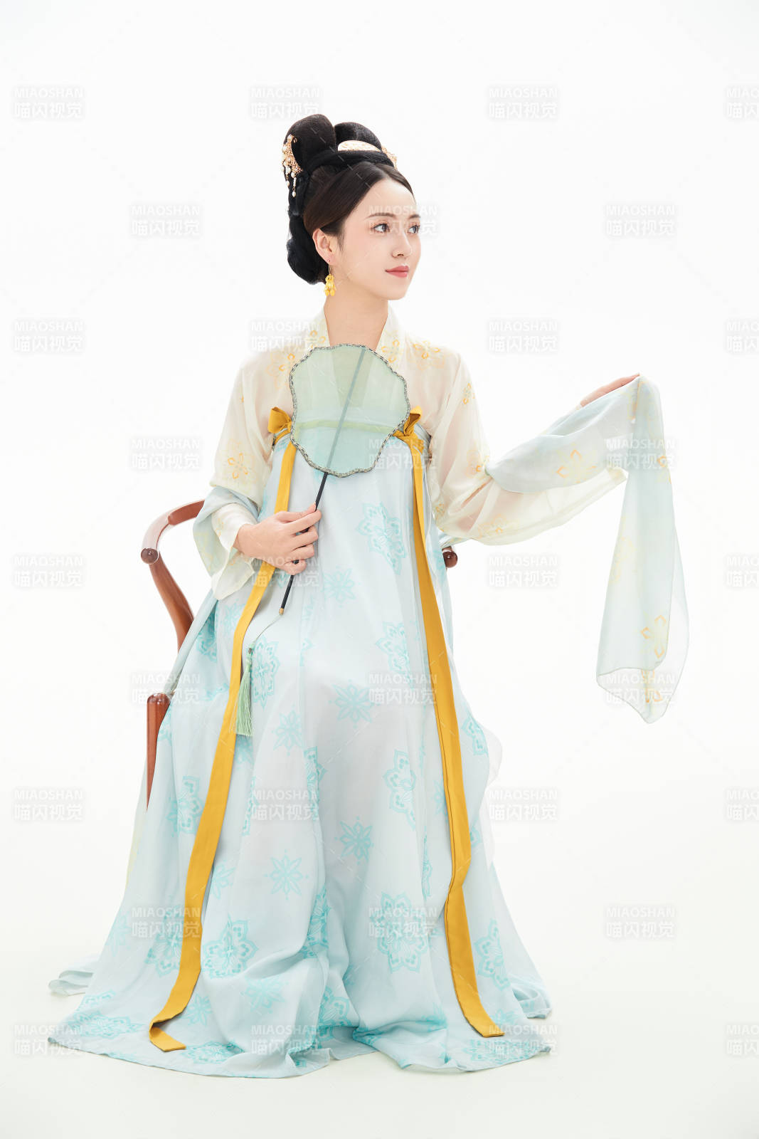 白色背景下穿着中国唐朝服饰的少女图片