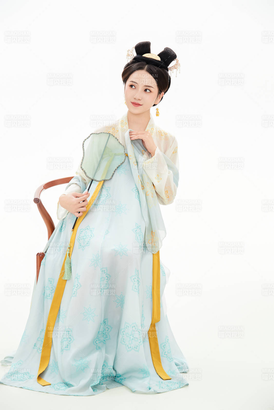 白色背景下穿着中国唐朝服饰的少女图片