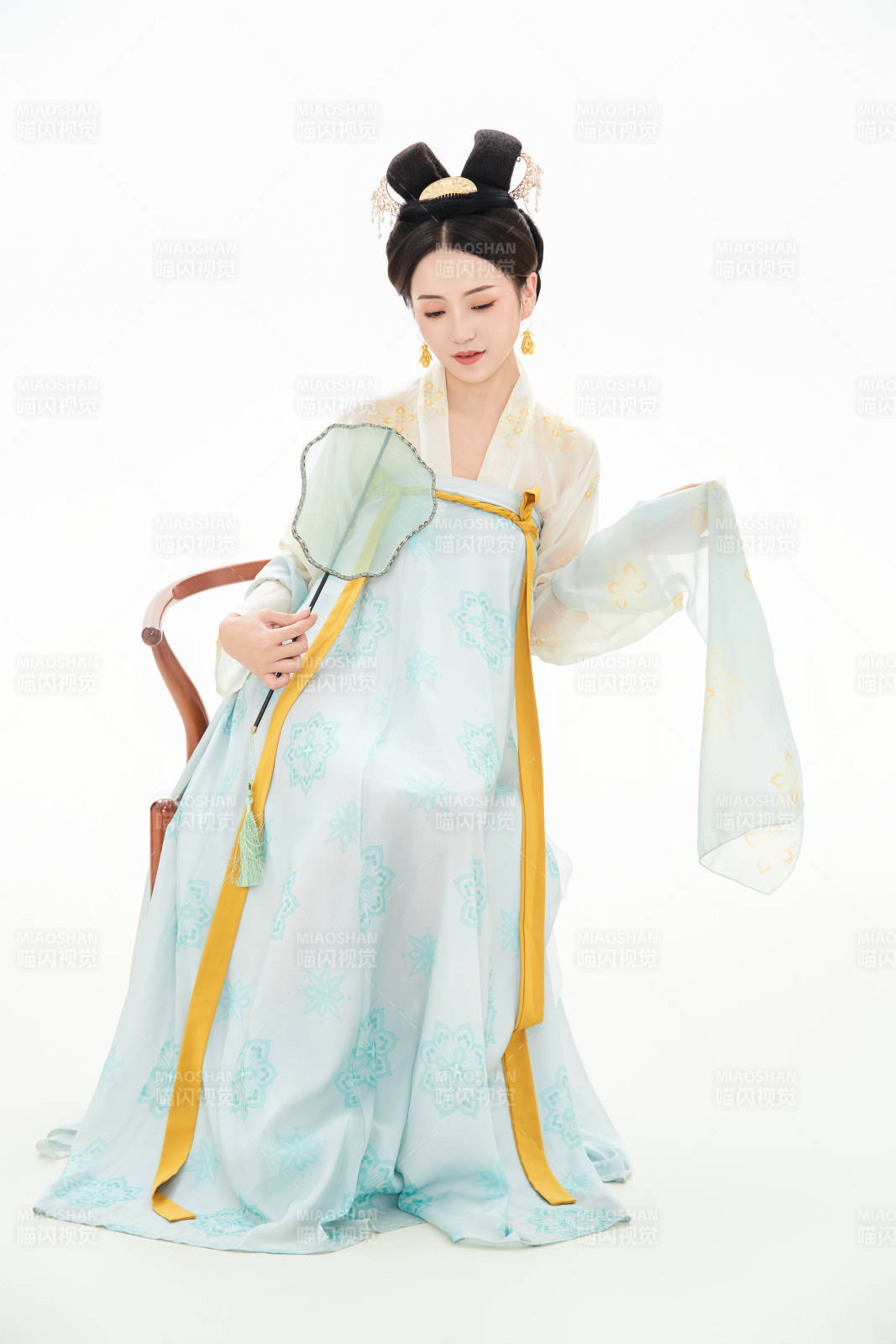 白色背景下穿着中国唐朝服饰的少女