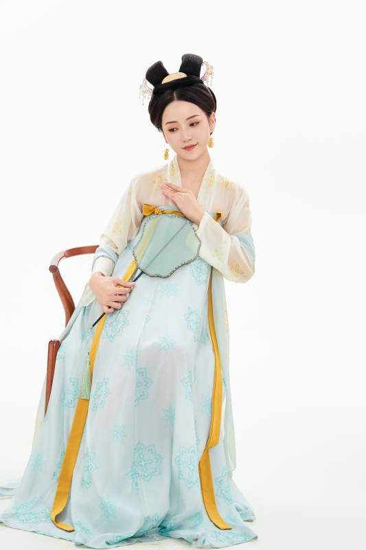 白色背景下穿着中国唐朝服饰的少女