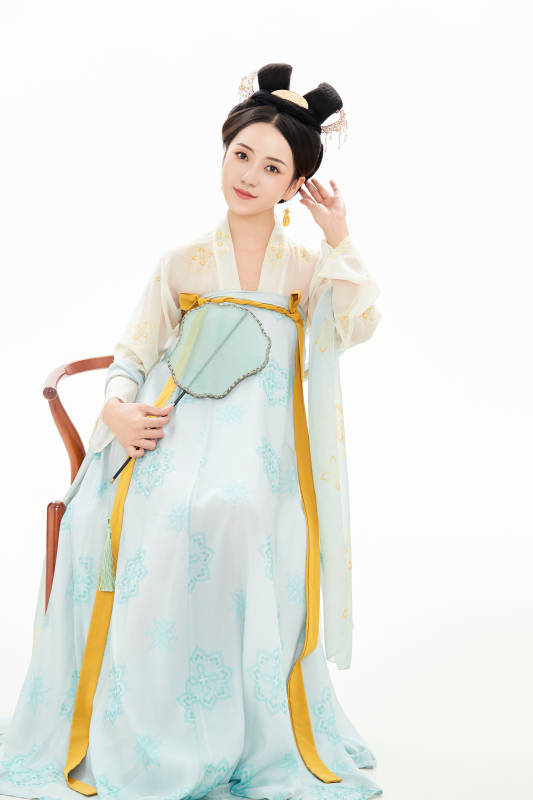 白色背景下穿着中国唐朝服饰的少女