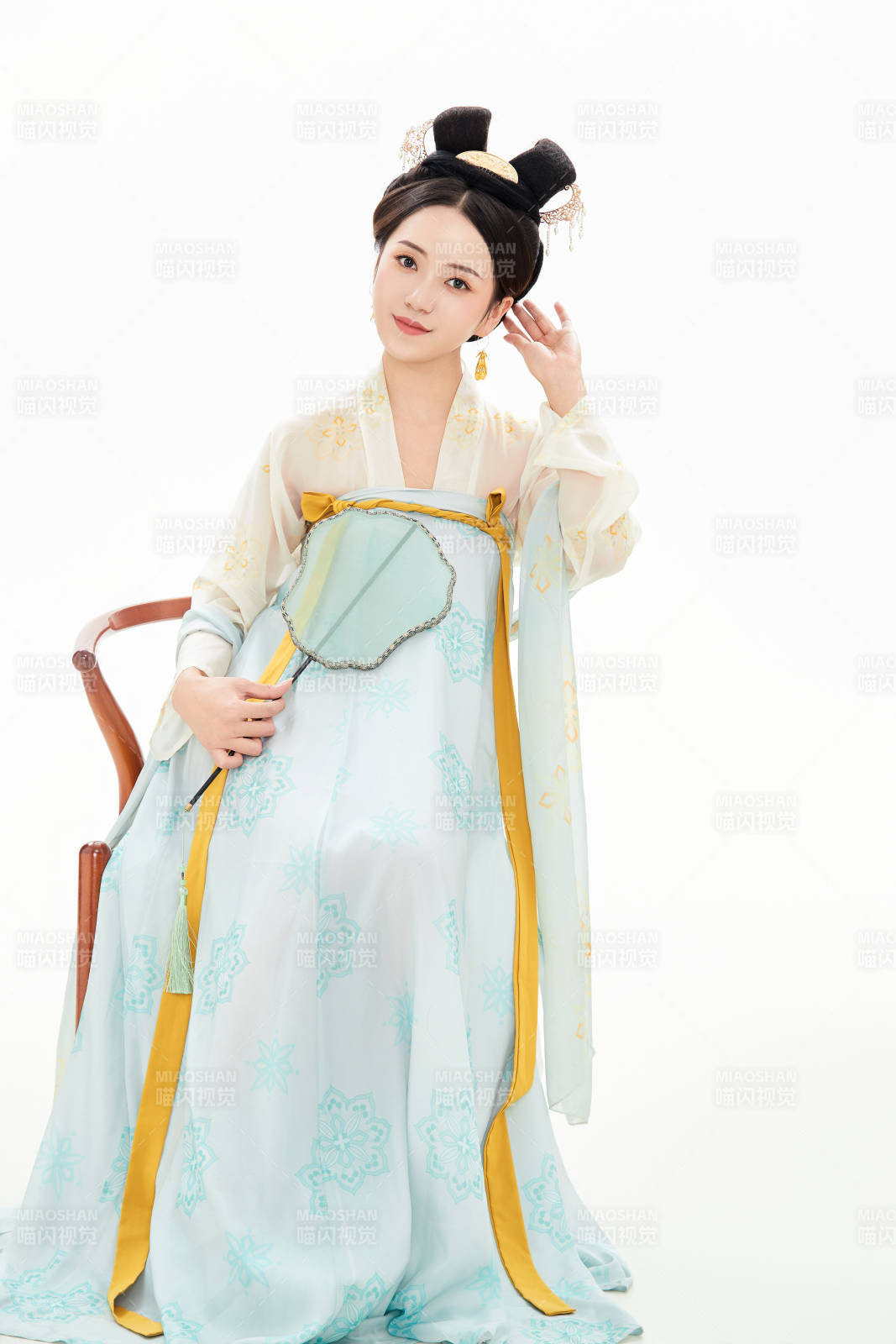 白色背景下穿着中国唐朝服饰的少女