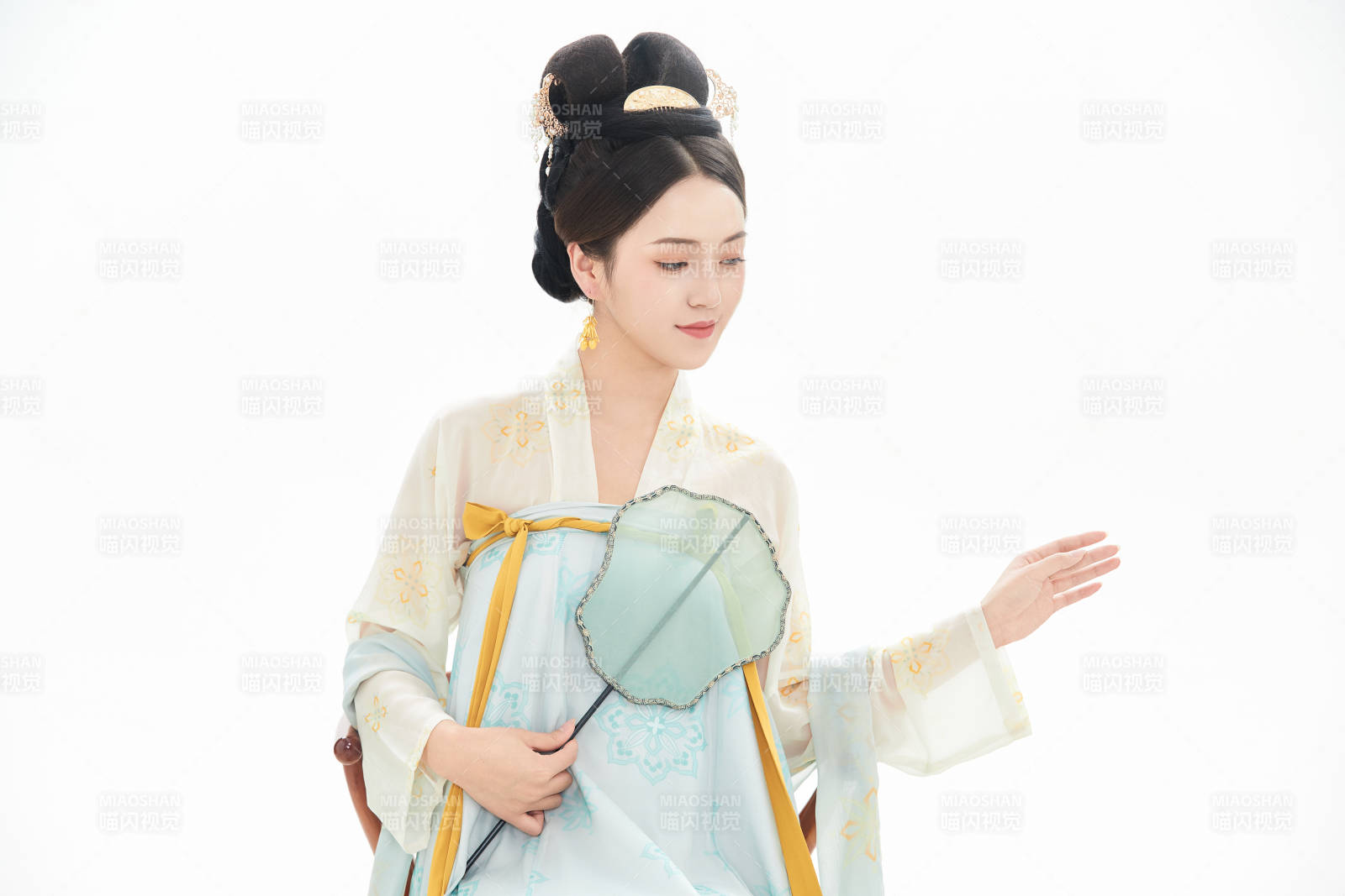 白色背景下穿着中国唐朝服饰的少女