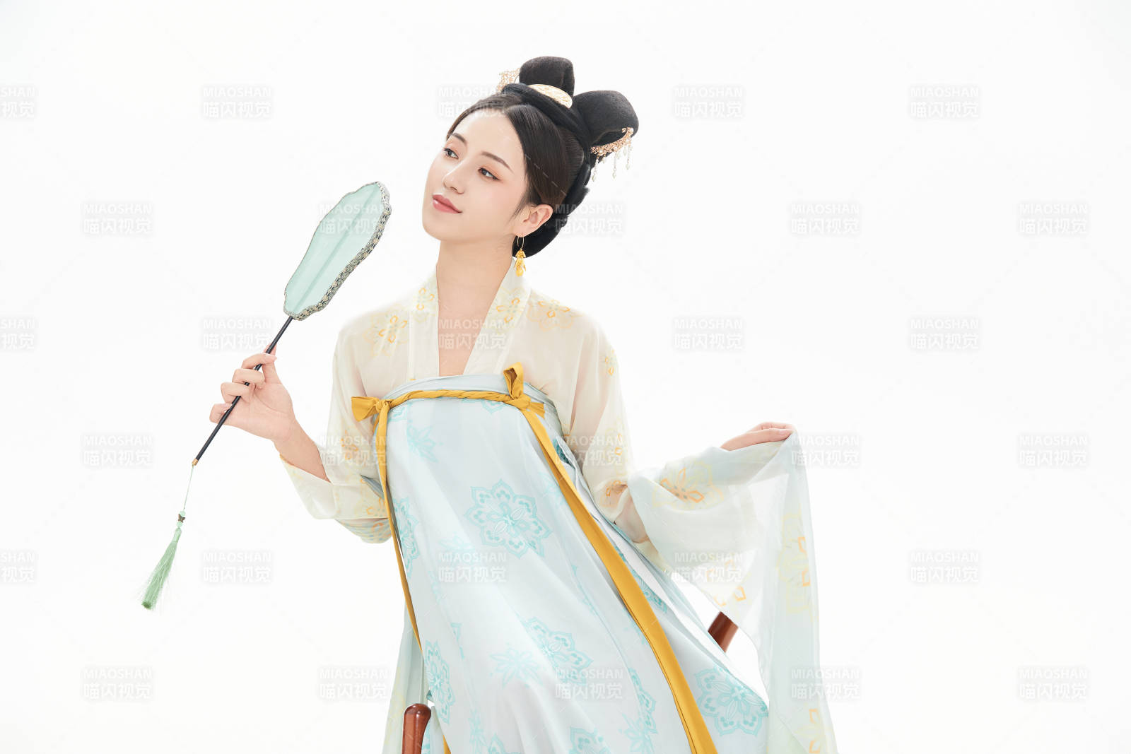 白色背景下穿着中国唐朝服饰的少女