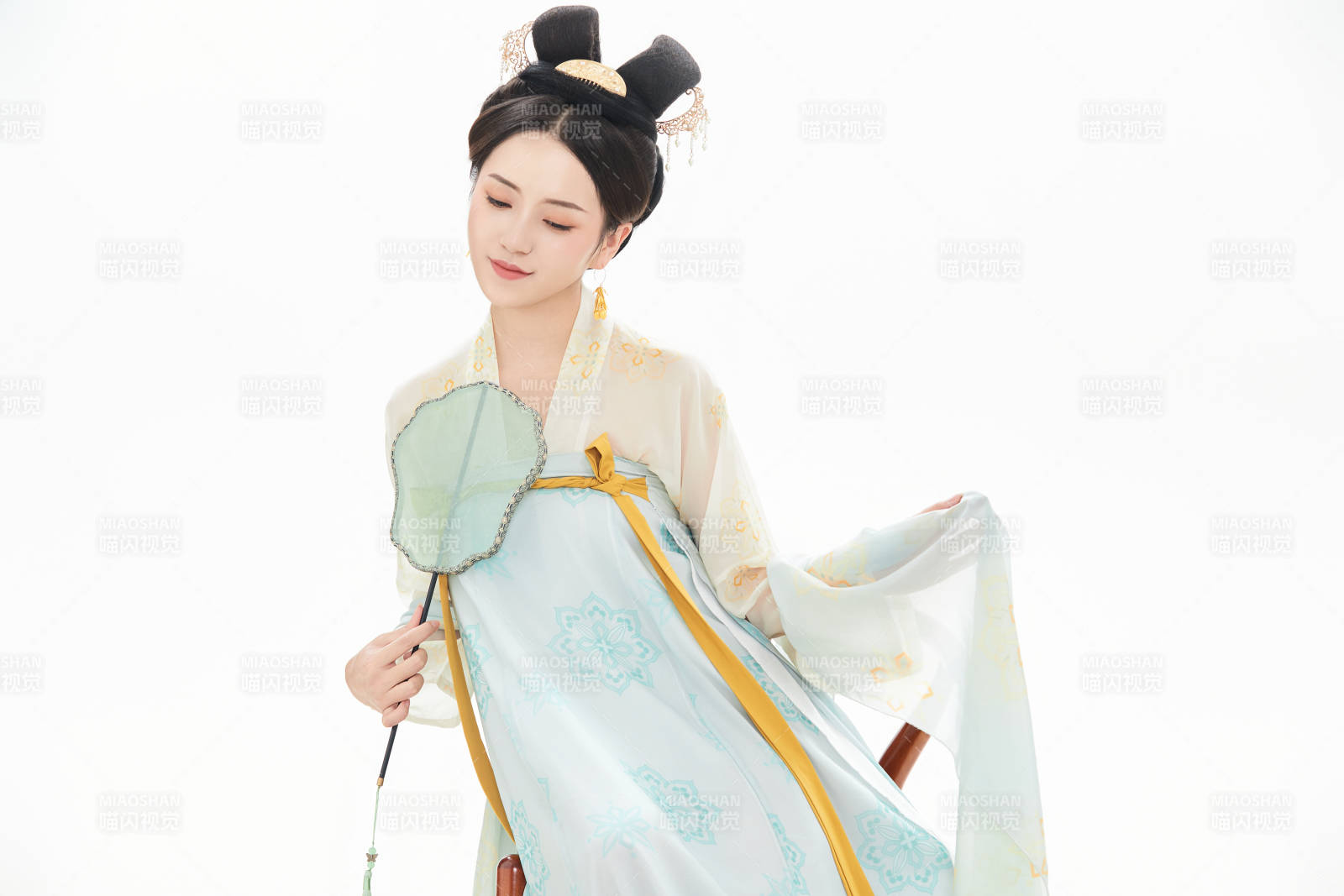 白色背景下穿着中国唐朝服饰的少女图片