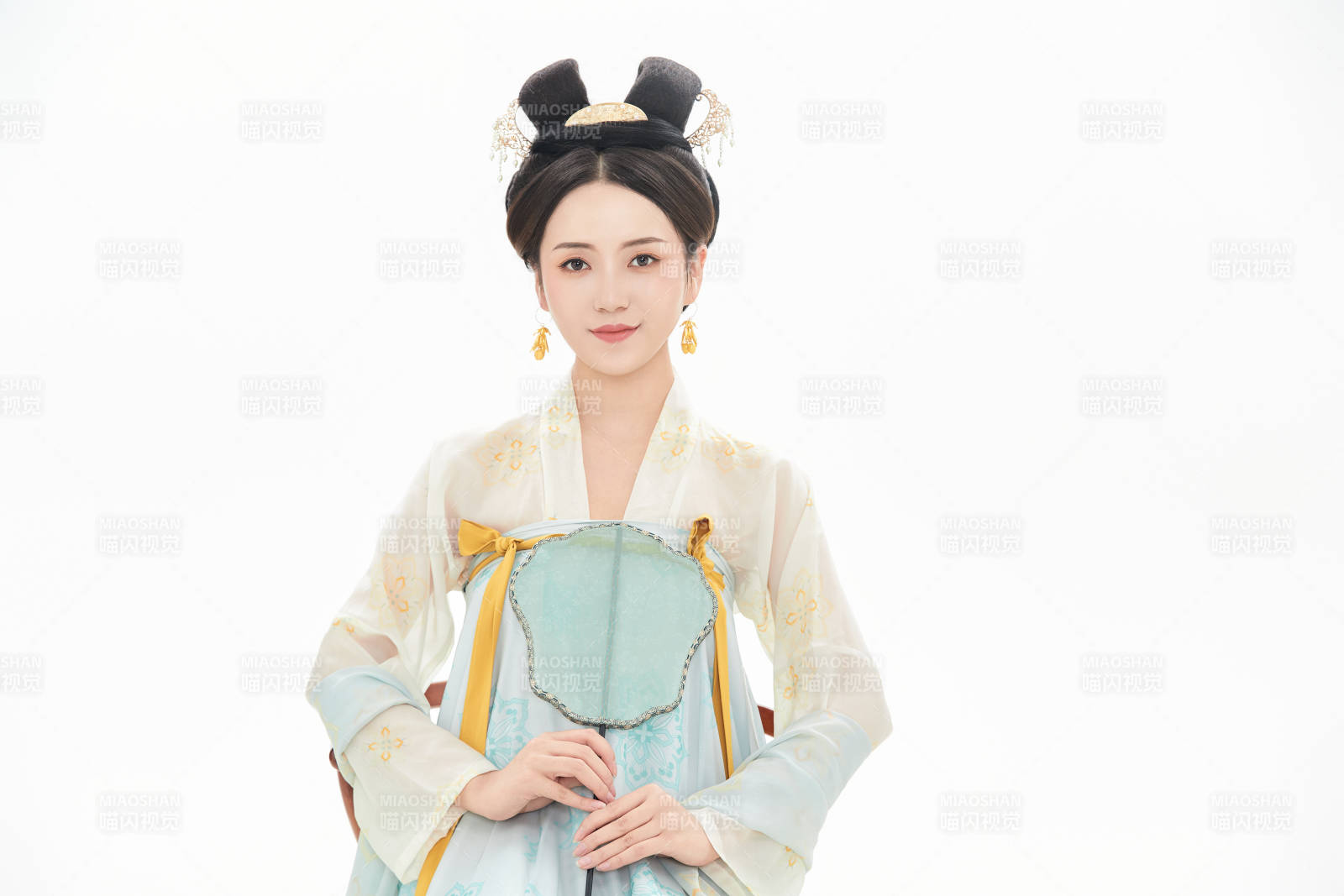 白色背景下穿着中国唐朝服饰的少女