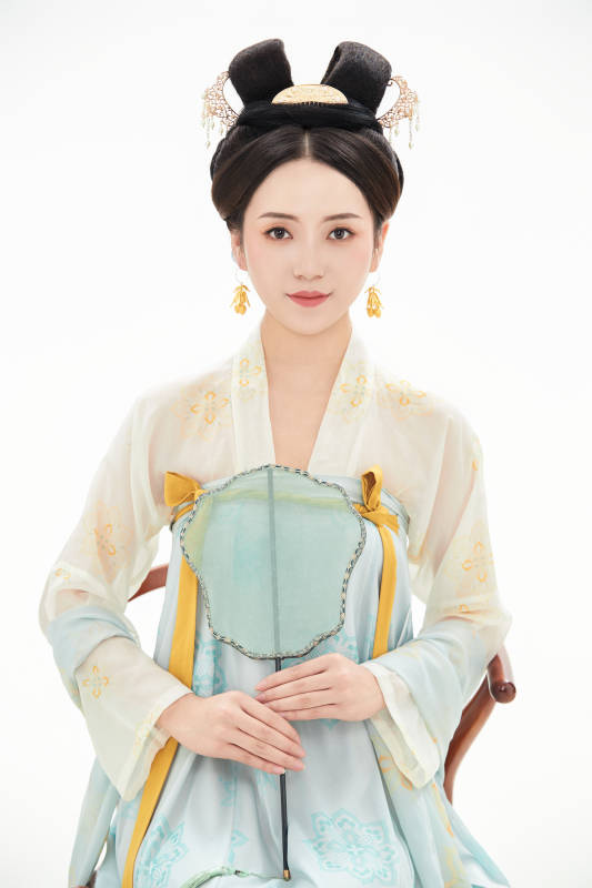 白色背景下穿着中国唐朝服饰的少女