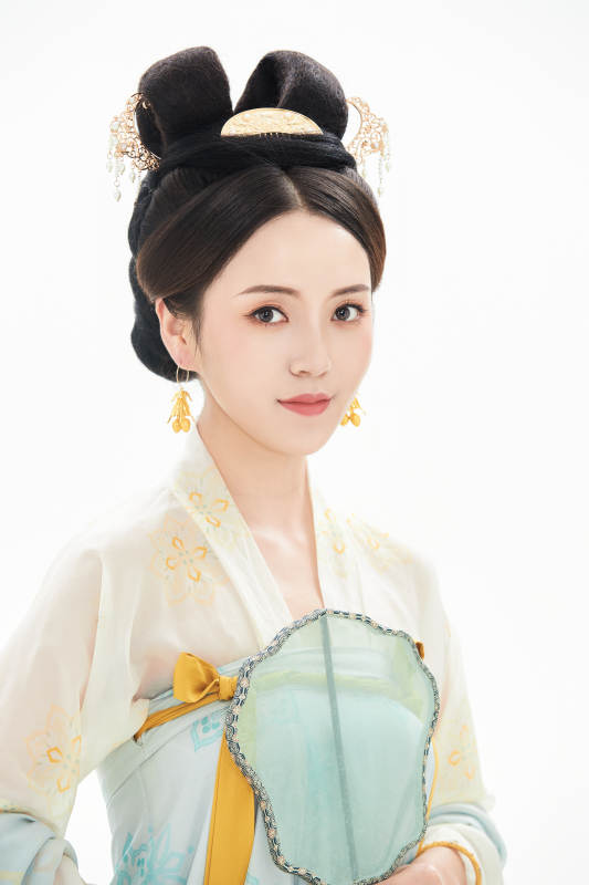 白色背景下穿着中国唐朝服饰的少女