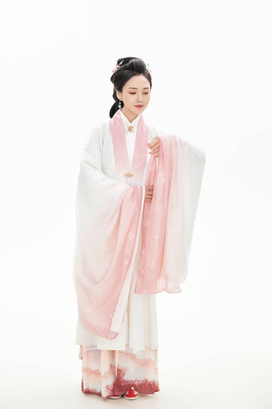 白色背景下穿着魏晋制汉服的少女