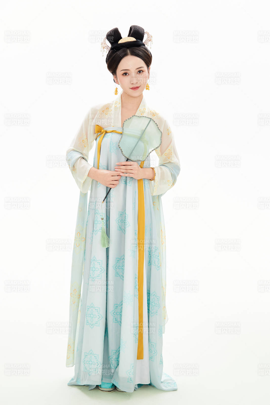 白色背景下穿着中国唐朝服饰的少女图片