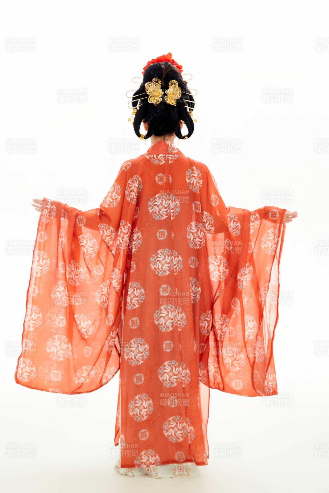 白色背景下穿着中国唐朝服饰的少女