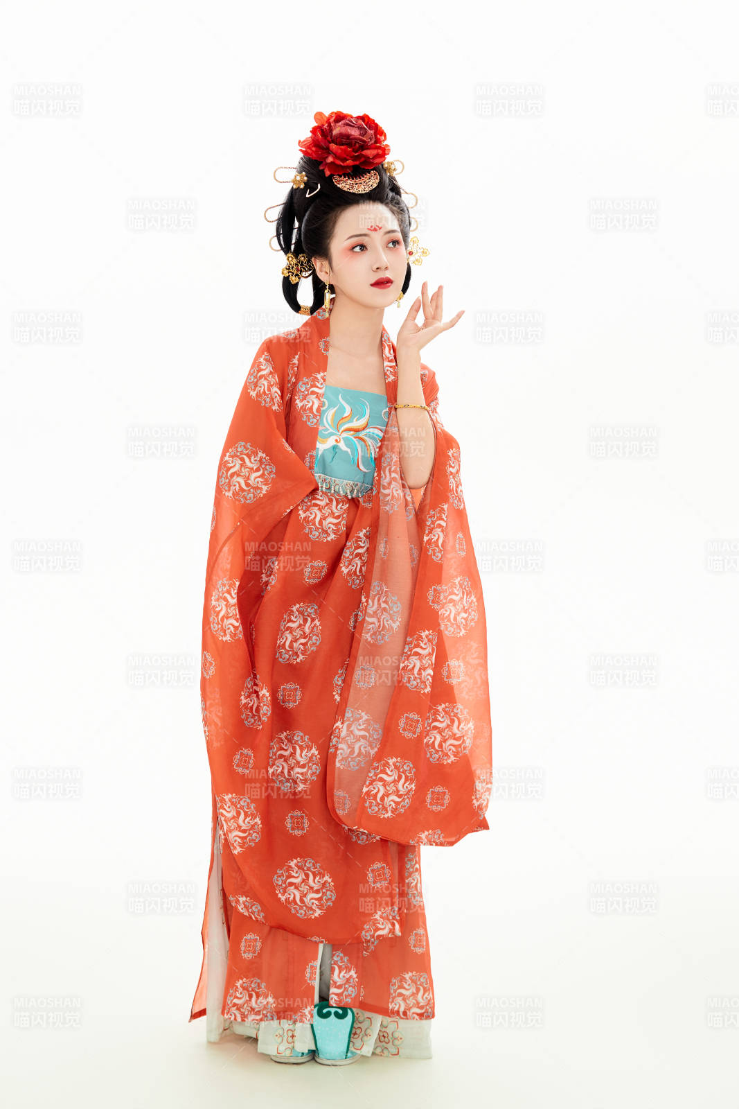 白色背景下穿着中国唐朝服饰的少女图片