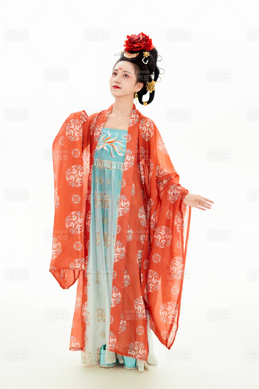 白色背景下穿着中国唐朝服饰的少女