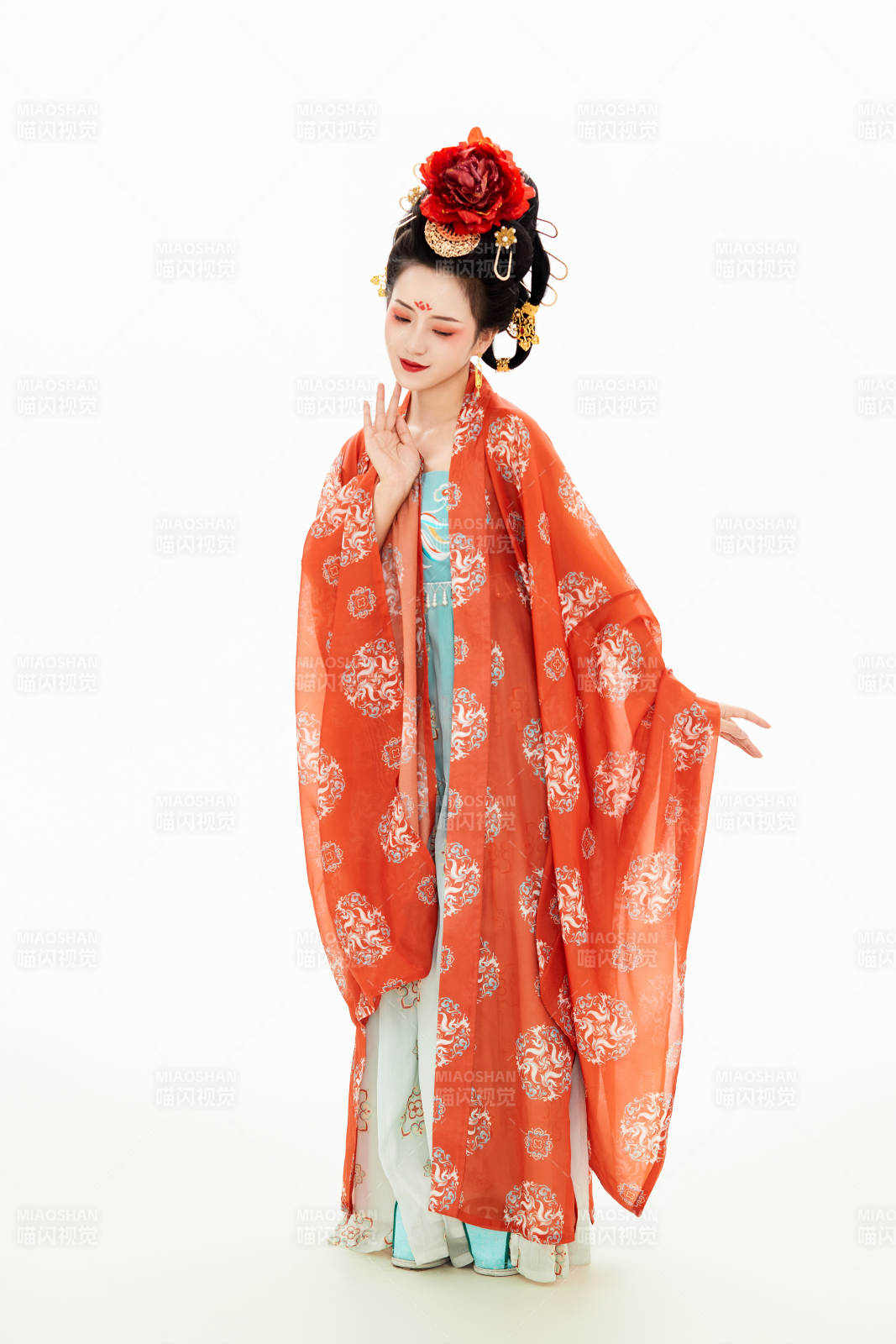 白色背景下穿著中國唐朝服飾的少女