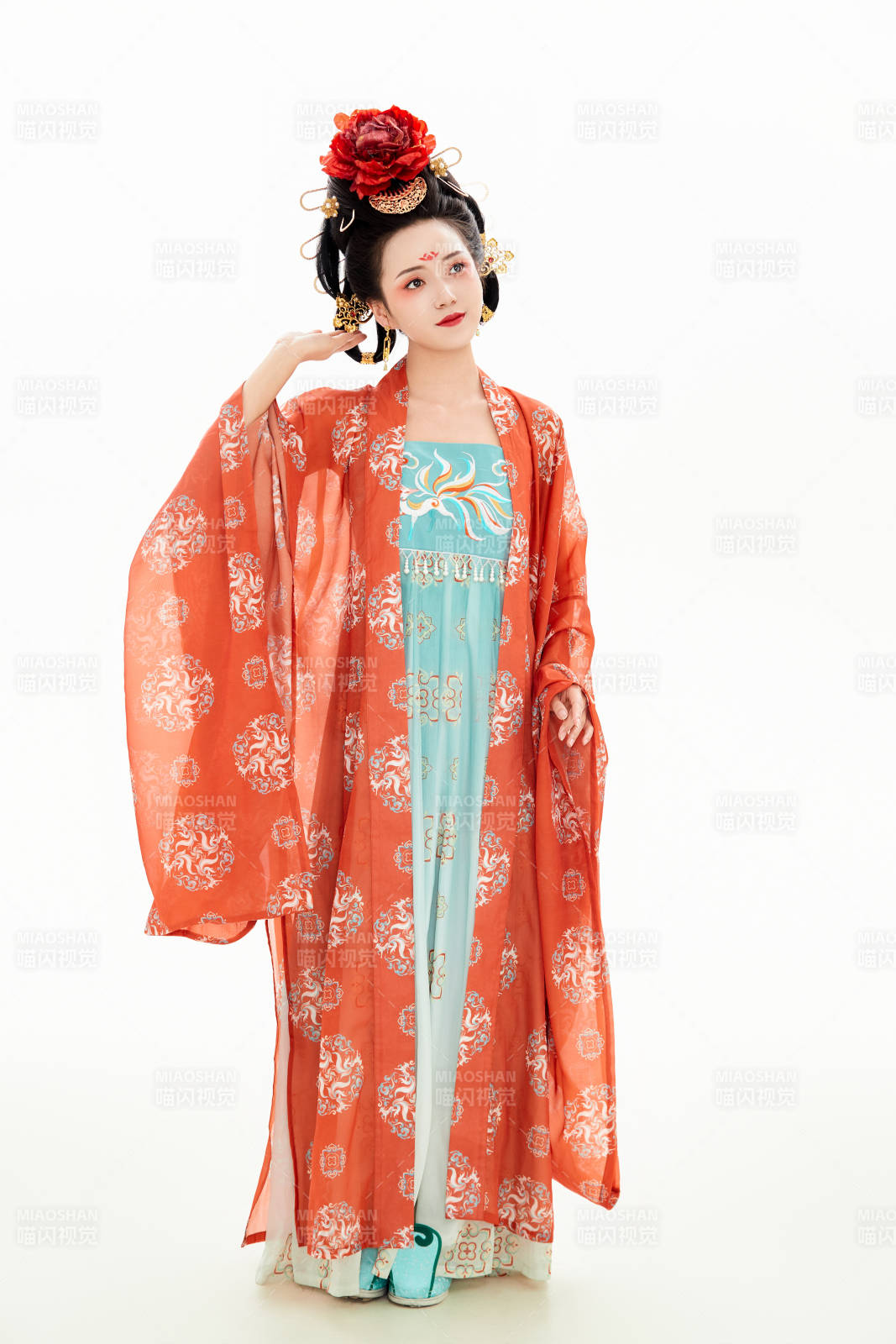 白色背景下穿著中國唐朝服飾的少女