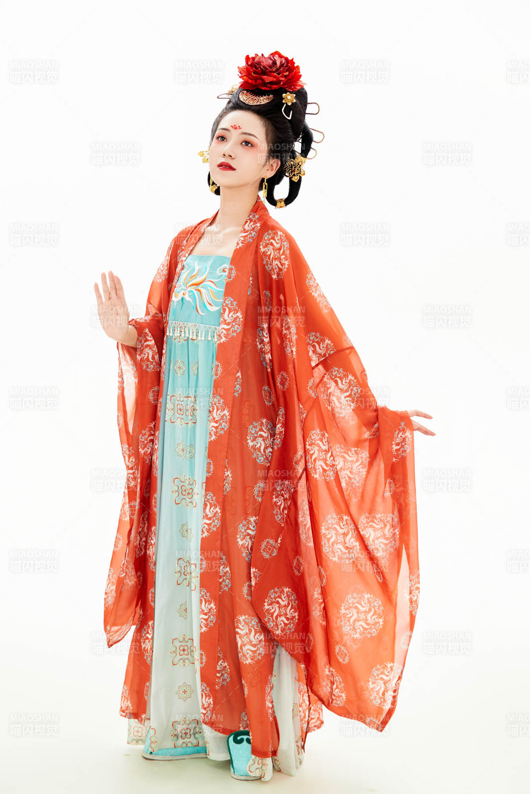 白色背景下穿著中國唐朝服飾的少女