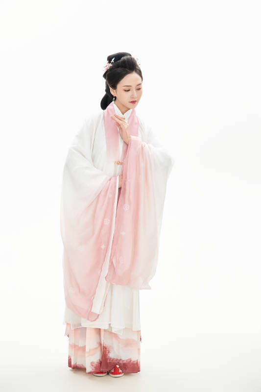 白色背景下穿着魏晋制汉服的少女