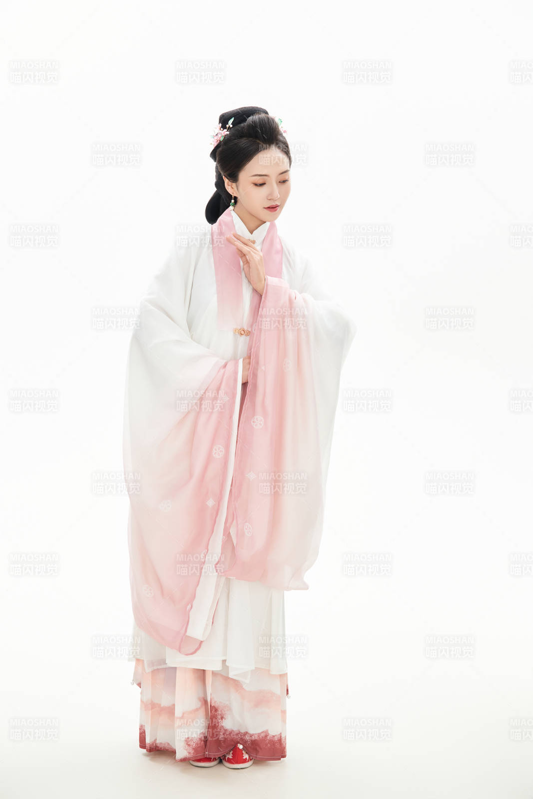 白色背景下穿着魏晋制汉服的少女